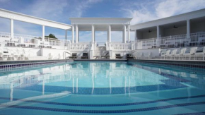 Hotels in Howland Center